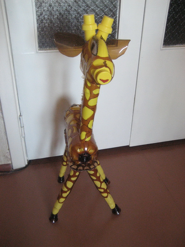 «Очень длинношеее животное» в саду: делаем своими руками из пластиковых бу�тылок жирафа