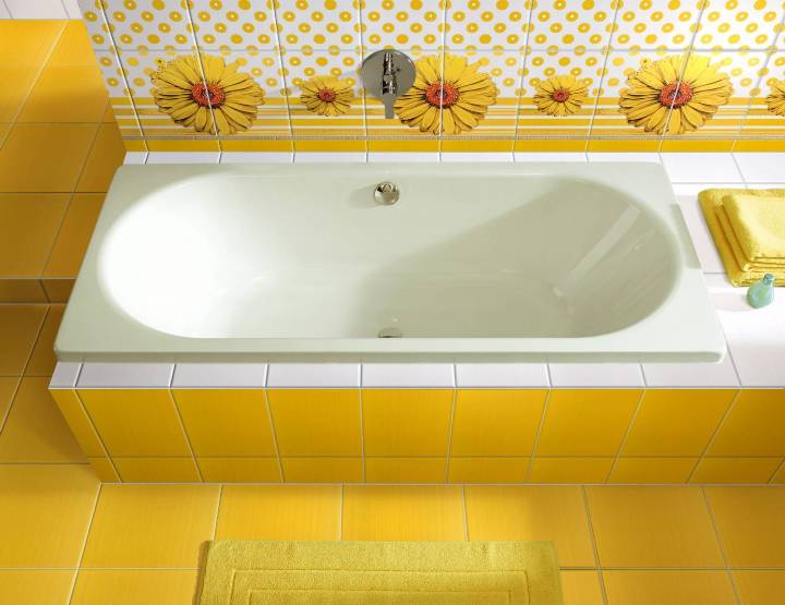 Желтая ванная комната с цветами