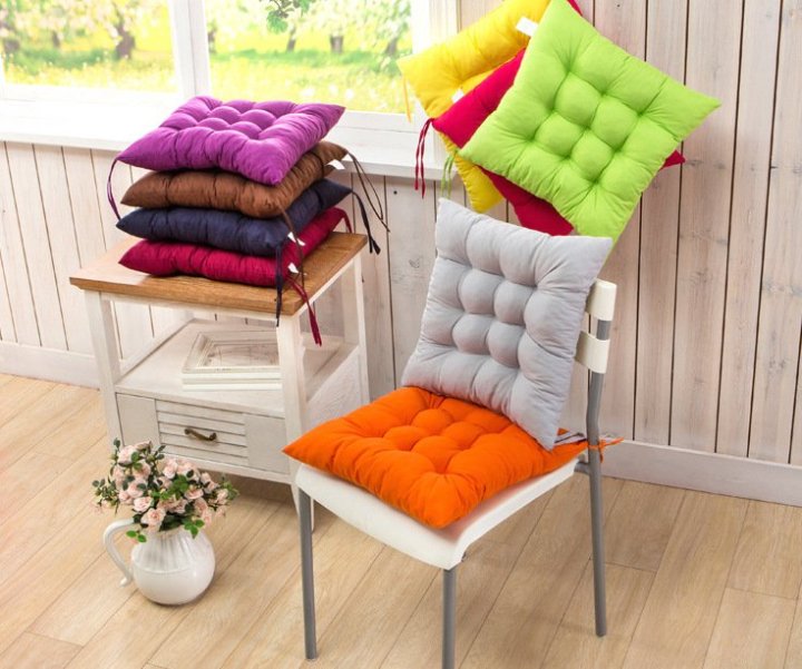 Яркие подушки на стулья