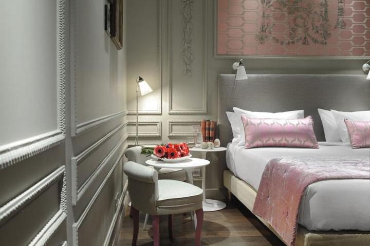 Розово-серая спальня