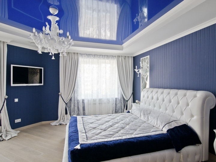 Бело-синяя спальня
