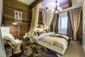 Спальня в деревянном доме в стиле шале