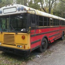 Школьники собственными силами переоборудовали старый автобус в эпичный дом на колесах
