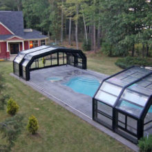 Владельцы дома соорудили раздвижной навес для бассейна, чтобы купаться в любую погоду