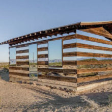 Калифорниец превратил заброшенный дом в пустыне в удивительную оптическую иллюзию