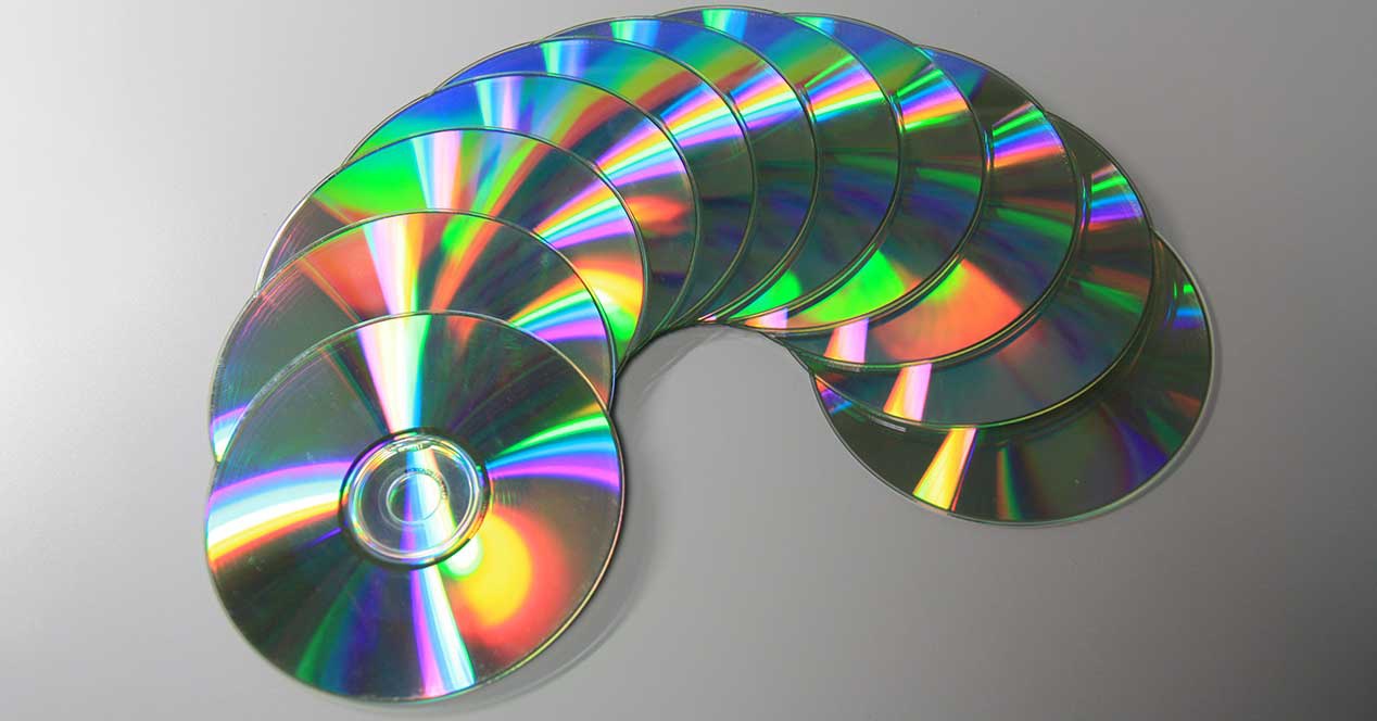 Как сделать украшения из дисков для дома и дачи?
